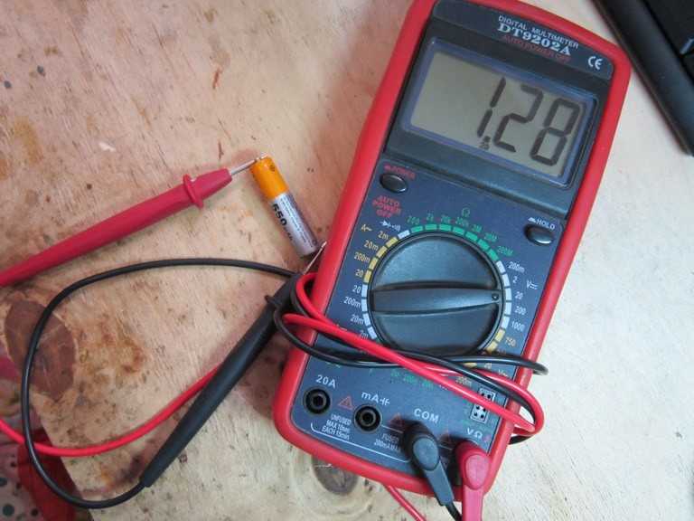 как измерить напряжение батарейки