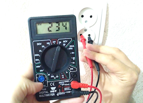 Как проверить напряжение мультиметром dt 830b