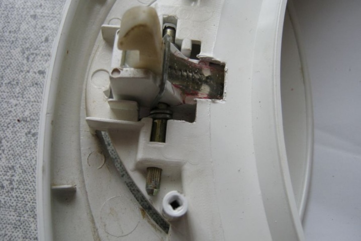 Как самостоятельно отремонтировать и заменить люк у стиральной машины
