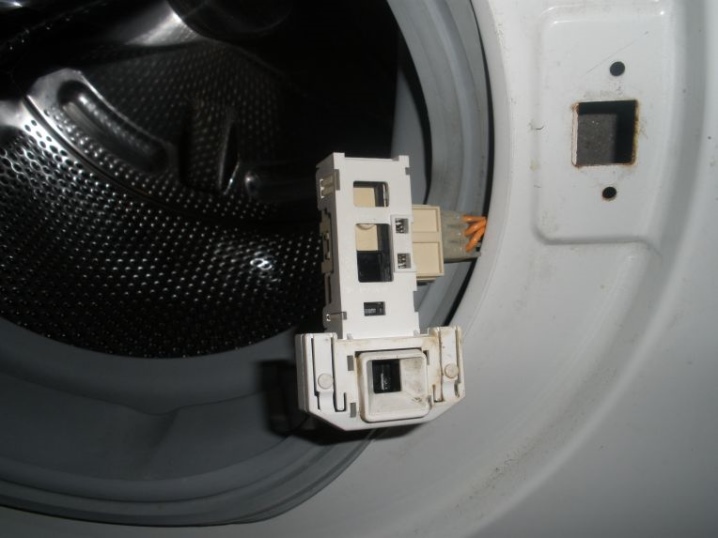 Как самостоятельно отремонтировать и заменить люк у стиральной машины