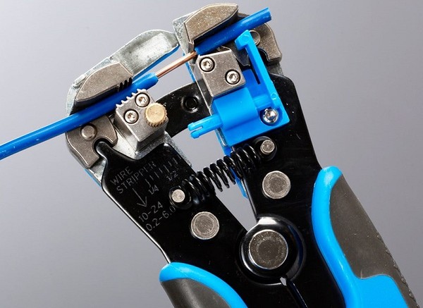 Инструмент для снятия изоляции с проводов и кабеля: клещи, кабельные ножи, стрипперы для зачистки проводки