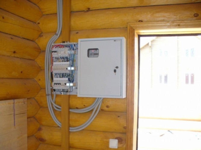 Электропроводка в деревянном доме своими руками: пошаговая инструкция, разработки схемы и рекомендации по подключению