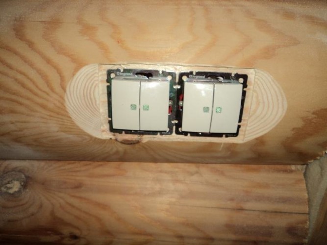 Электропроводка в деревянном доме своими руками: пошаговая инструкция, разработки схемы и рекомендации по подключению