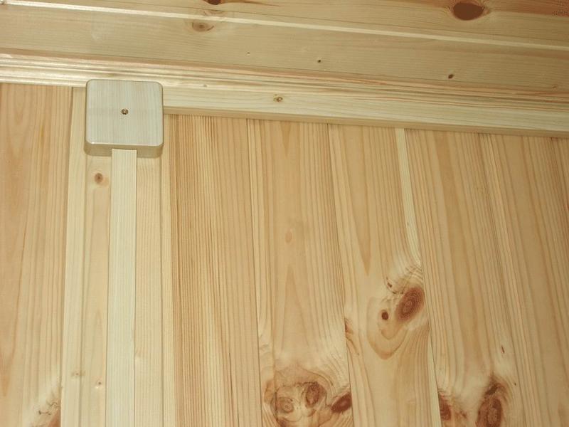 Открытая электропроводка в деревянном гараже (с использованием кабель-каналов 