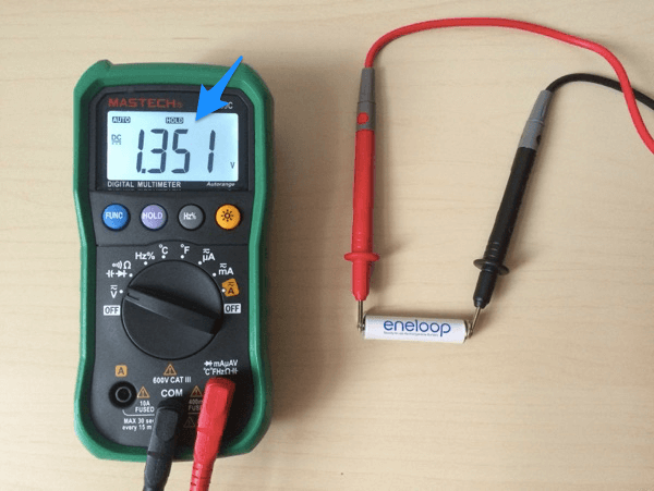 Измерение напряжения постоянного тока батарейки мультиметром