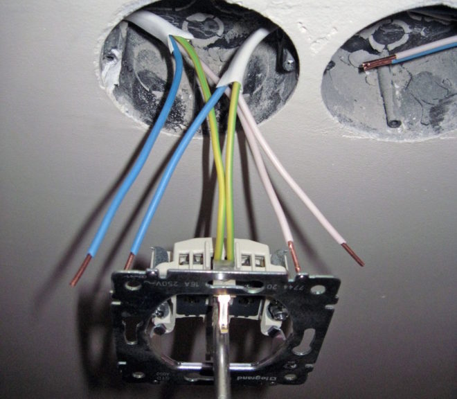 прокладка заземляющего провода при подключении нескольких розеток