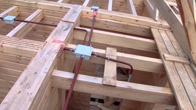 Специфические требования для электропроводки в деревянном доме