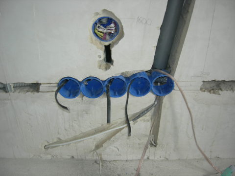 Провода скрытые в пробитых в стене штробах