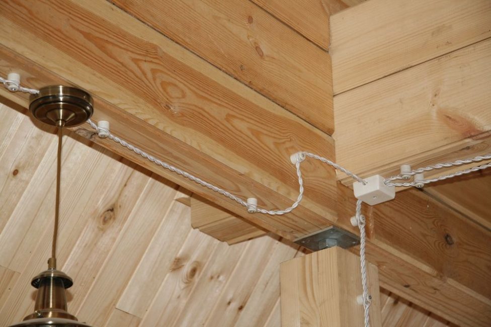 Укладка проводки в деревянном доме