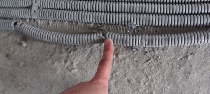 поврежденная изоляция кабеля перед заливкой стяжки прокладка по полу