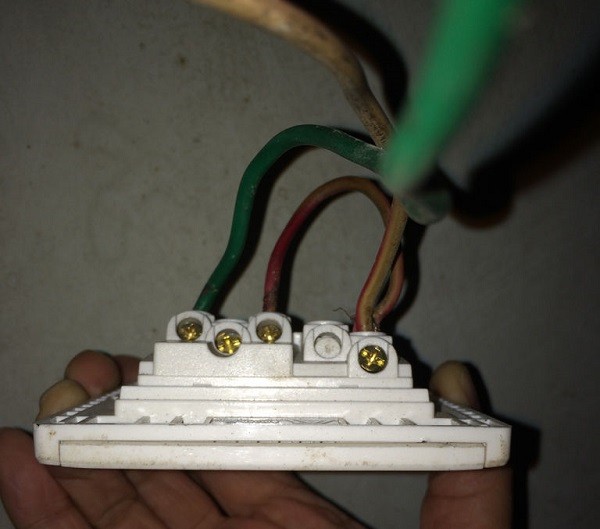 Как соединить выключатель с розеткой при подключении светильника