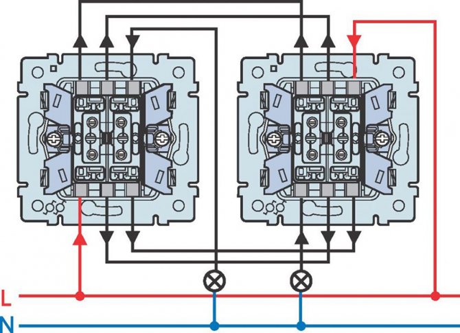 В отличие от обычных выключателей, проходные переключатели имеют не два, а три контакта и могут переключать «фазу» с первого контакта – на второй или третий