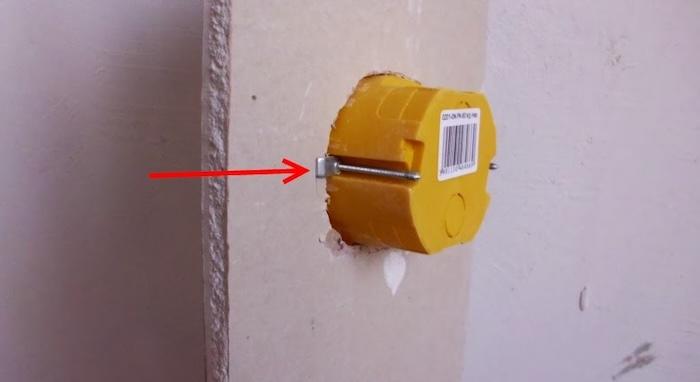 Как правильно установить розетку в гипсокартонной стене - правила монтажа и полезные советы по установке подрозетника