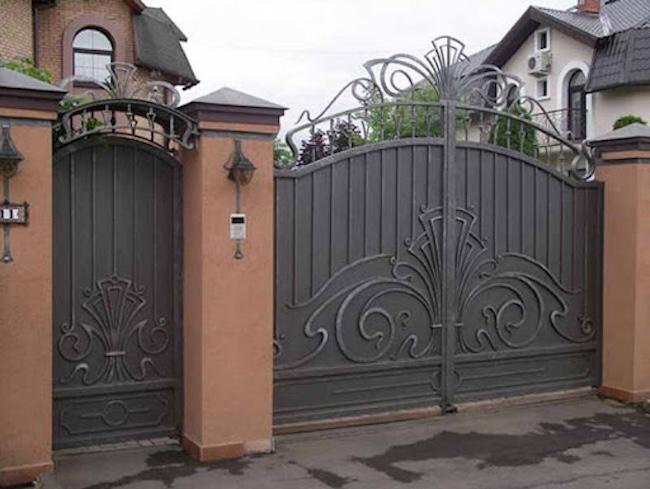 Как выбрать ворота с калиткой для частного дома - советы и рекомендации